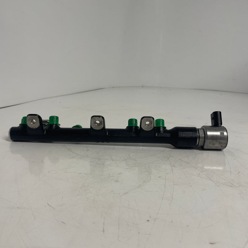 Nissan / Navara / 2.3L Diesel / Fuel Rail / 175211218R