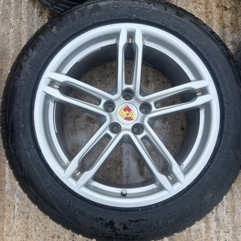 2017 / Porsche Macan / GENIUEINE 19" RIMS AND WHEELS