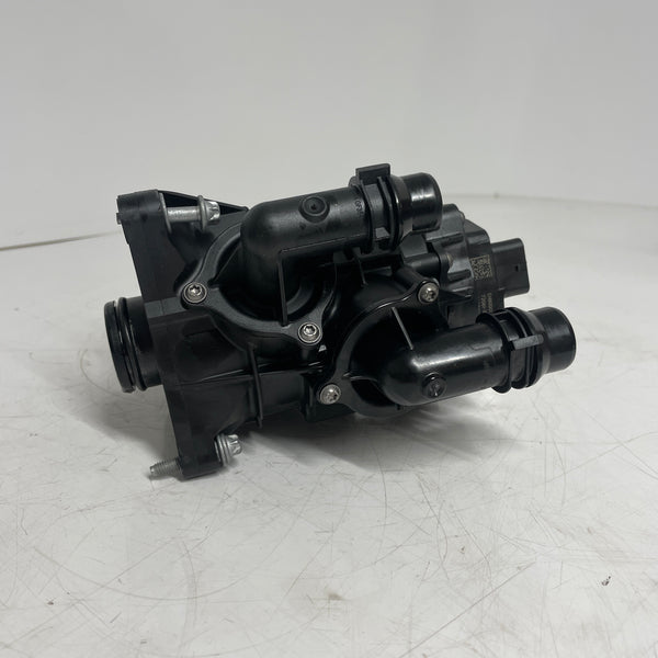 BMW / 2.0L Petrol / Thermostat Housing / 8642560