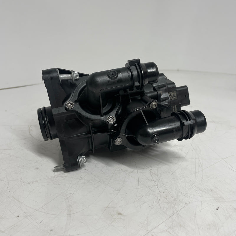 BMW / 2.0L Petrol / Thermostat Housing / 8642560