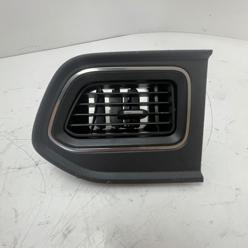 Renault / Master MKIII / MKIV / Centre Left Air Nozzle Air Vent Grille / 682608971R