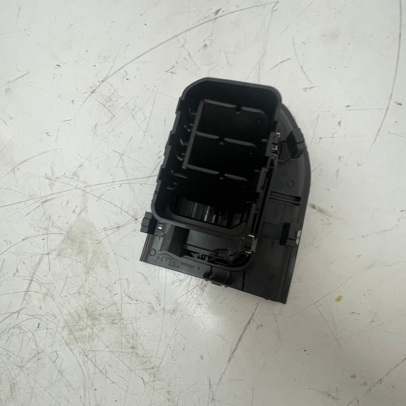 Renault / Master MKIII / MKIV / Centre Left Air Nozzle Air Vent Grille / 682608971R